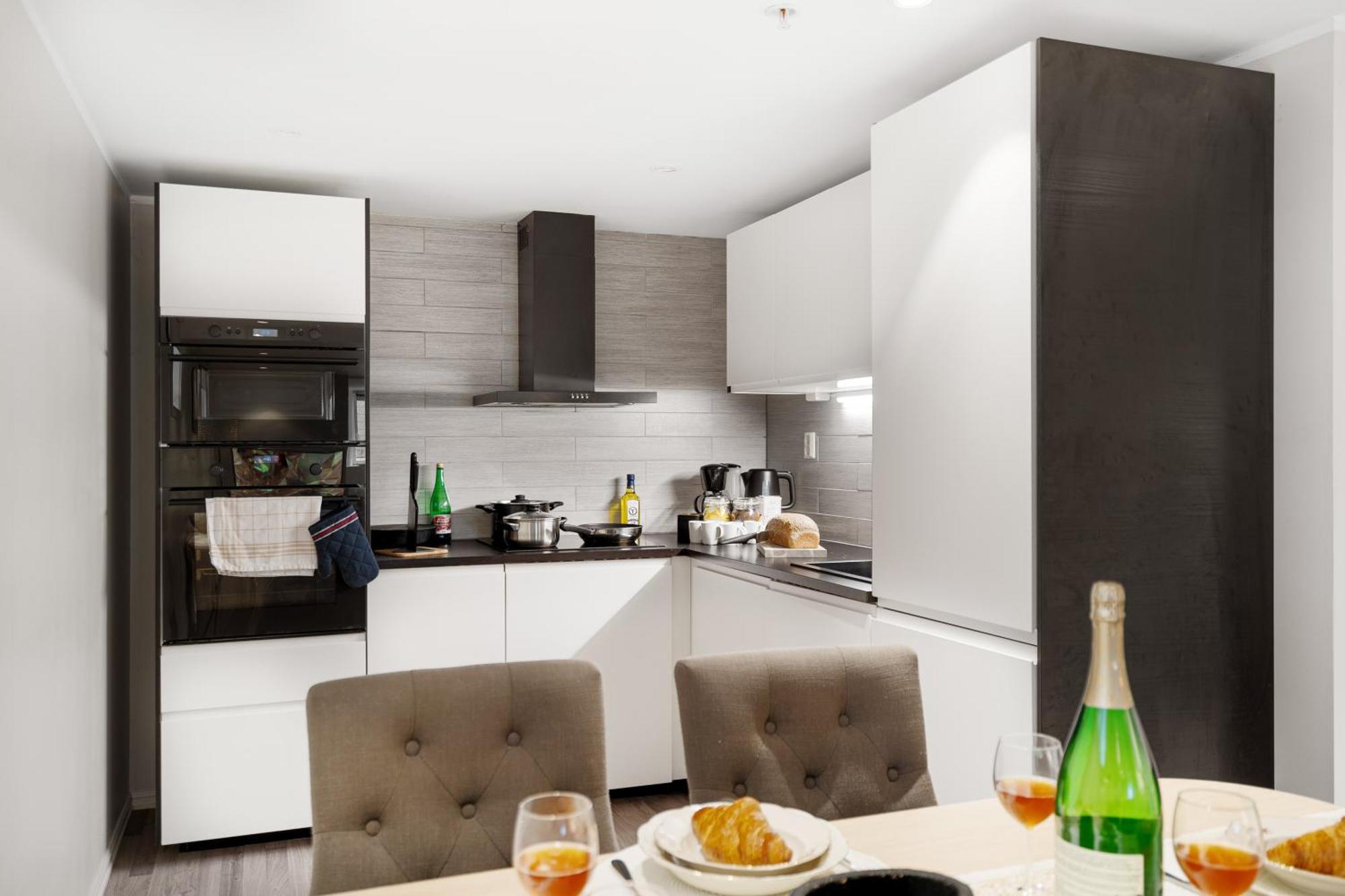 Solsiden Modern Stay: King Beds, Private Entry Trondheim Bagian luar foto